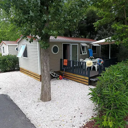 Les Champs Blancs آجد