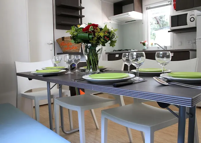 Les Champs Blancs Κάμπινγκ 5*