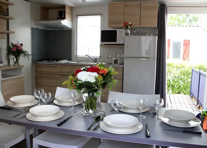 Κάμπινγκ Les Champs Blancs 5*